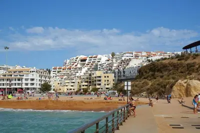 Image de 5 minutes de la plage de la vieille ville, à côté de la piscine. 2 chambres, vue mer