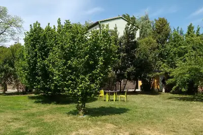 Image de Idéal animaux de compagnie: appartement dans maison avec jardin - premier étage.