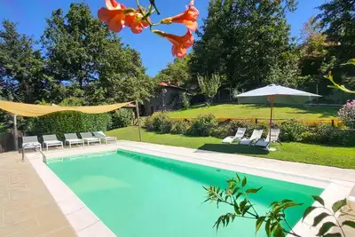 Image de Cottage en pierre romantique avec piscine privée fermée dans l'emplacement Riverside.
