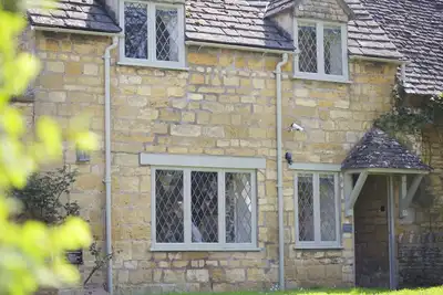Image de chalet de Cotswold en pierre dans le centre du village Broadway avec parking