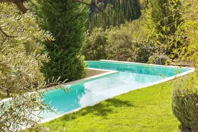 Image de Piscine privée et jardin - Destination idéale pour la détente et le calme