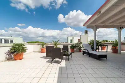 Image de Penthouse lumineux avec grande terrasse meublée