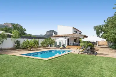 Image de Villa Saline Piscine, Court De Tennis Et Raquettes.