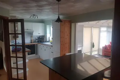 Image de Maison spacieuse, à seulement cinq minutes à pied de la plage, parfaite pour les familles / surfeurs