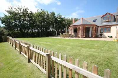 Image de Maison de luxe près de Rock avec de belles vues sur la campagne - parfait pour 2 familles
