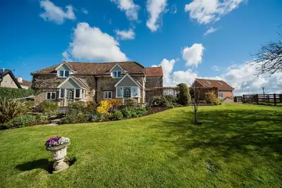 Image de Horseshoe Cottage grange convertie romantique, vue imprenable près du Coa Jurassique