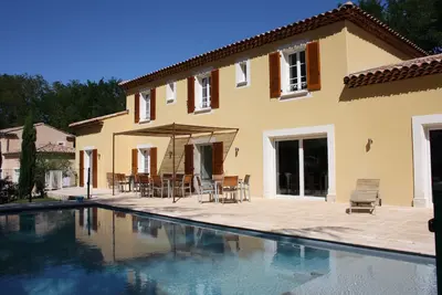 Image de Maison contemporaine avec piscine à débordement, chauffée  et jardin