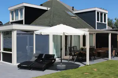 Image de 200m de la mer, maison 6 personnes avec sauna, piscine, tennis et aire de jeux