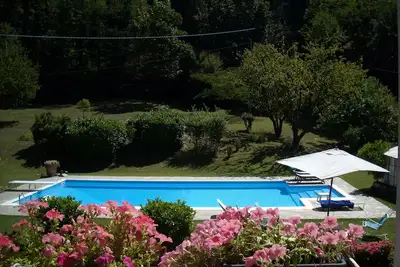 Image de Villa Hill avec piscine privée, jardin paysager et service de chef exquis