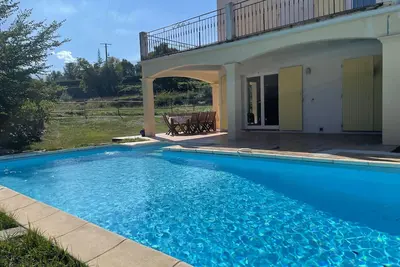 Image de Belle villa moderne avec piscine privée et vue sur la montagne
