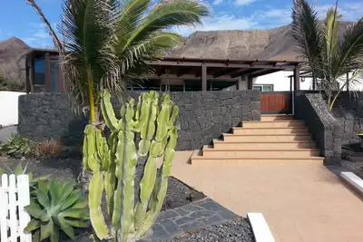 Image de Villa moderne et spacieuse à Famara avec piscine privée et vue imprenable sur la mer