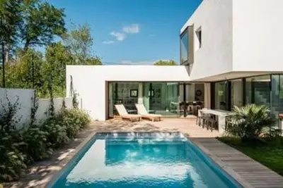 Image de Maison d'architecte - Piscine chauffée près des plages (Arts et Décoration 2016)