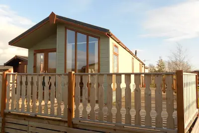 Image de Lodge Sherwood familial de 2 chambres avec installations de loisirs, animaux de compagnie considérés.