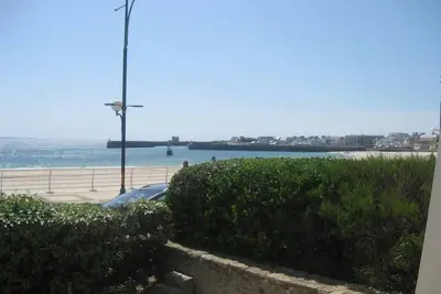 Appartement avec magnifique vue mer à 180°, sur la grande plage.