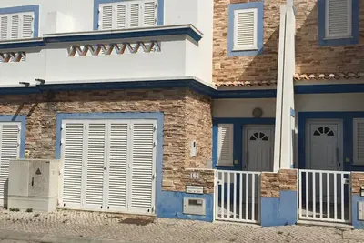 Image de Belle villa moderne avec piscine au centre et à 200 m de la plage