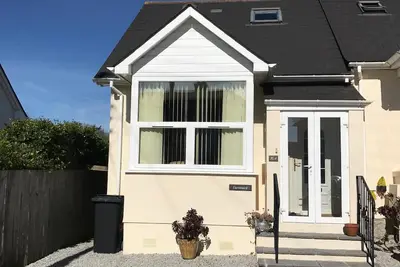 Une propriété confortable et bien située à Falmouth avec un grand parking