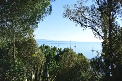Image de Accueillante villa avec une vue sur la mer à  couper le souffle.
