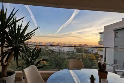 Image de Appartement neuf avec vue panoramique, piscine chauffée et 100m à la boutique