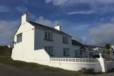Image de Ferme de luxe - Porthdafarch - Vues sur la mer, à 150m de la plage, poêles à bois