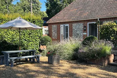 Image de Cottage de luxe à 10 minutes de Salisbury et Stonehenge avec fabuleux pub en face