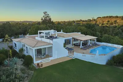Image de Spacieuse villa familiale, piscine privée avec une superbe vue panoramique sur la côte