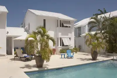 Image de Maison de ville de luxe à seulement 10 minutes de la plage!