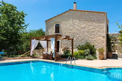 Image de Villa spacieuse, piscine et jardin privés. Beau village typique