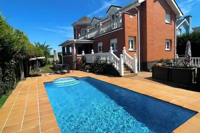 Image de Chalet anglais à Santander avec piscine privée chauffée