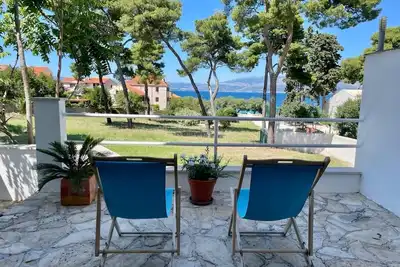 Image de A spacious, well furnished new apartment by the beach