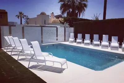 Image de Villa individuelle de luxe avec piscine, bain Ă remous et barbecue Ă Puerto Banus