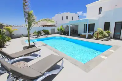 Image de Villa moderne avec piscine privée, wi-fi gratuit à 300 mètres de la mer
