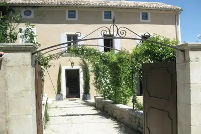 Image de ancienne maison de village récemment rénovée avec piscine et climatisation