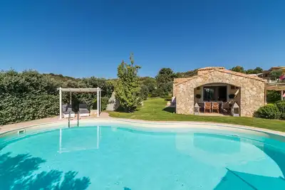 Image de Villa avec piscine à Castiadas avec des intérieurs raffinés, à quelques km de la mer