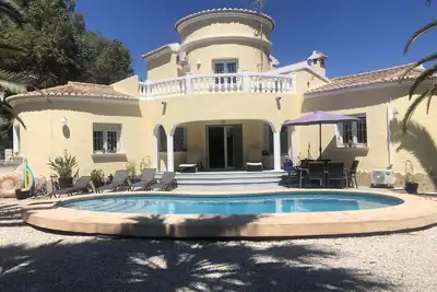 Image de Villa moderne pour les familles dans un cadre boisé naturel