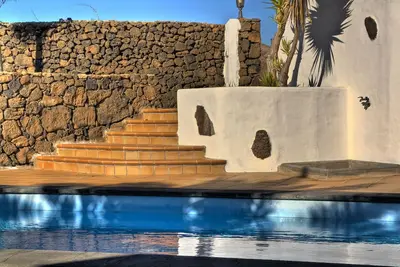 Image de Avec piscine privée, adaptée aux personnes à mobilité réduite