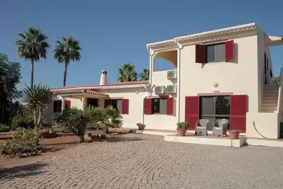 Image de Villa avec piscine privée pour 8 / WiFi gratuit disponible!