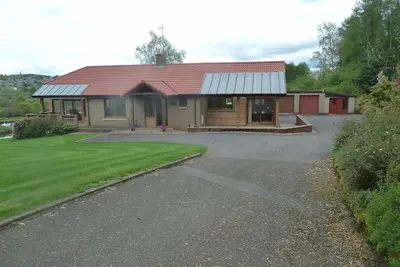 Image de Grand bungalow avec vue imprenable surplombant un grand étang, avec vue sur Crieff A