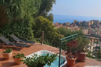 Image de Appartement avec terrasse privée, bain à remous et jardin