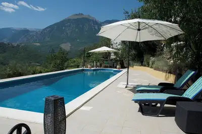Image de Un refuge de vacances autonome pour 1 ou 2 personnes avec une piscine privée de 12m x 4m