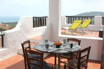 Image de Cottage récemment rénové avec vue imprenable sur la mer