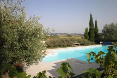 Image de Maison de village spacieuse et aérée avec grand jardin et piscine privée