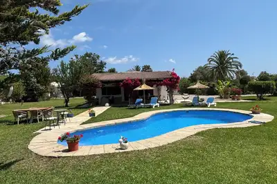 Image de Villa avec piscine privée dans un grand jardin privé, une connexion Wi-Fi gratuite et un four à pizza