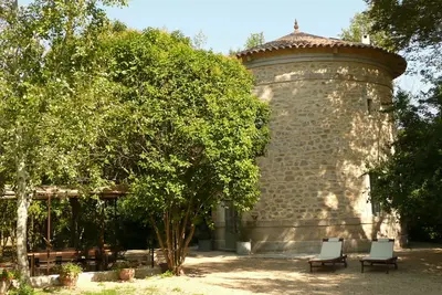 Image de Superbe Tour 19 ième +( Cabanon D'Ete) dans 4000m2 privatif près des plages