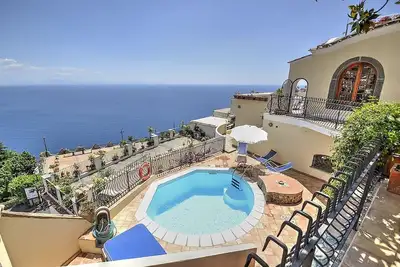 Image de Villa Elvira: Une splendide et lumineuse villa de trois étages construite avec vue sur la mer.