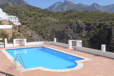 Image de Appartement attrayant avec des vues spectaculaires et une piscine partagée