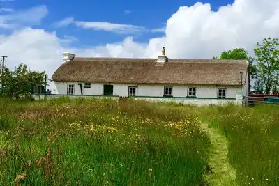 Image de Traditional thatched cottage near the sea: log burner, paddock