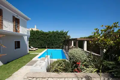 Image de Villa front de mer Aeriko-Varko avec vue imprenable et piscine privée.