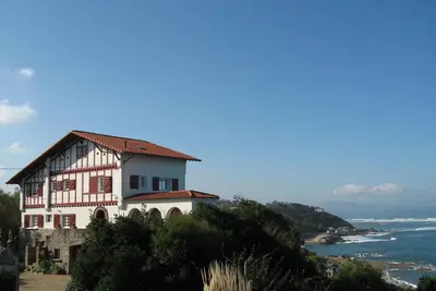 Image de Bidart face à l'océan, au spot de surf de Parlementia\nappartement T3 dans villa