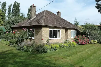 Image de Bungalow détaché dans le grand jardin avec pelouse et Old Orchard. Maison non-fumeur