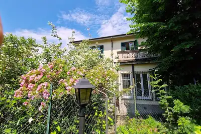 Image de Appartement dans villa avec grande terrasse et jardin privé.